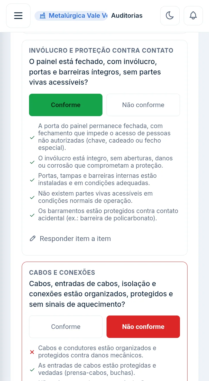 Checklist de painel elétrico no celular, com um bloco conforme e outro não conforme. Empresa fictícia.